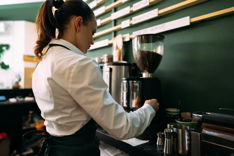 Barista Adalah Penyaji Kopi Ini Tugas, Gaji Dan Skillnya - LinovHR Blog